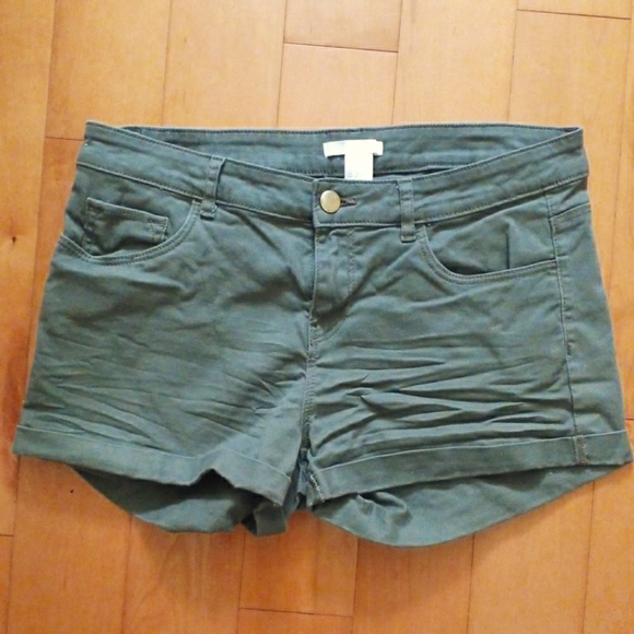 3/$30 High waisted army green cuffed shorts - Picture 1 of 4